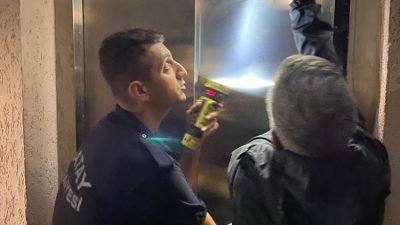 &nbsp; Hatay’ın Yayladağı ilçesi Kurtuluş Mahallesi’nde bir apartmanın asansöründe mahsur