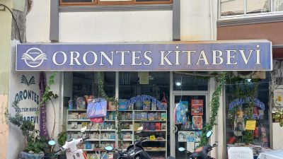 Samandağ ilçe merkezindeki Orontes Kitabevi, işyerindeki tüm kırtasiye, kitap, defter