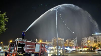 Hatay’ın İskenderun ilçesine bağlı Pınarbaşı Mahallesi Pac Meydanı’nda, bir aydınlatma