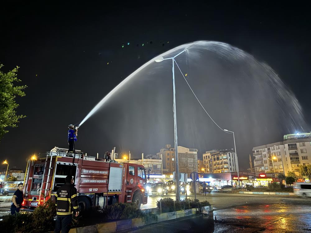 Aydınlatma direği yandı