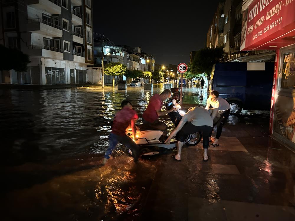 Şiddetli Yağış, İskenderun’da Trafiği Felç Etti