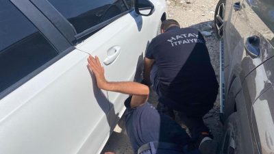 Hatay’ın Antakya İlçesi 100. Yıl Prefabrik Çarşısı önünde park halindeki