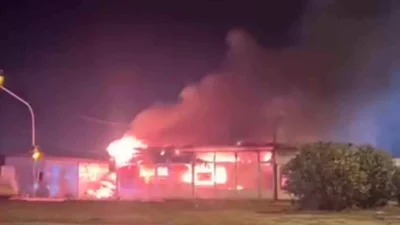 Hatay’ın Antakya ilçesinde bir prefabrik fırın, gece saatlerinde çıkan yangında