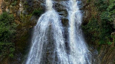 Hatay’ın Defne ilçesinde bulunan tarihi Dekuk Şelalesi, geçtiğimiz günlerde bir