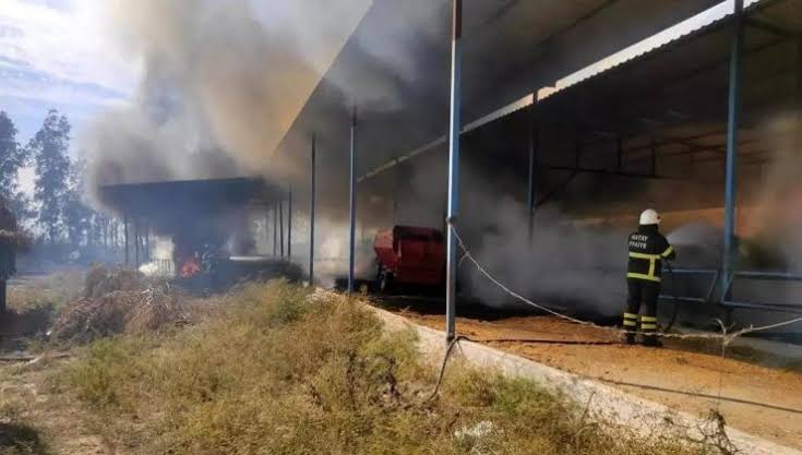 Hatay'ın Kumlu ilçesinde bir çiftlikte çıkan yangın, itfaiye ekiplerinin müdahalesiyle