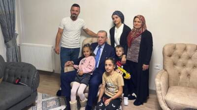 Deprem sonrası yeni evlerine kavuşan Hatay’daki İpek ailesi, Cumhurbaşkanı Recep