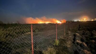 Erzin’de Aşağıburnaz Mahallesi’nde meydana gelen otluk yangını, hemen yanındaki akaryakıt