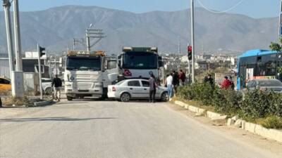 Antakya’nın merkez ilçesinde meydana gelen kazada, iki hafriyat kamyonu bir
