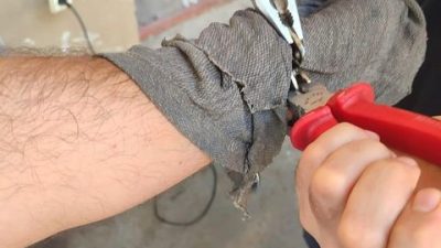 Hatay’ın İskenderun ilçesinde, eline kelepçe sıkışan bir vatandaş, itfaiyeden yardım