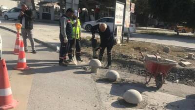 Hatay Büyükşehir Belediyesi, yol güvenliğini artırmak için kapsamlı çalışmalarını sürdürüyor.