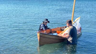 Hatay’ın Arsuz ilçesinde denize açıldıkları kayığın su alması sonucu mahsur