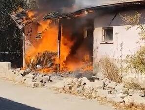 Hatay’ın Kırıkhan ilçesinde alevlere teslim olan bir evde önemli hasar