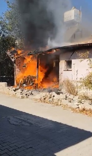 Kırıkhan’da çıkan yangında ev alevlere teslim oldu