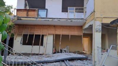 Hatay Dörtyol'da, ağır hasarlı bir binanın balkonunun çökmesi sonucu enkaz