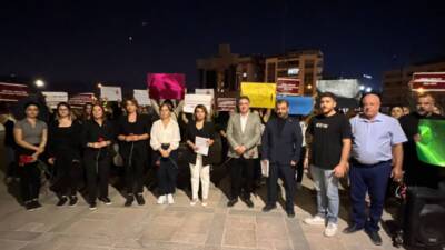 Hatay'ın Defne ilçesinde kadın cinayetlerine karşı düzenlenen yürüyüşte kaybedilen kadınlar