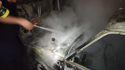 Hatay’ın Hassa İlçesi Mazmanlı Kanlıören Mahallesi’nde park halindeyken alevler içinde