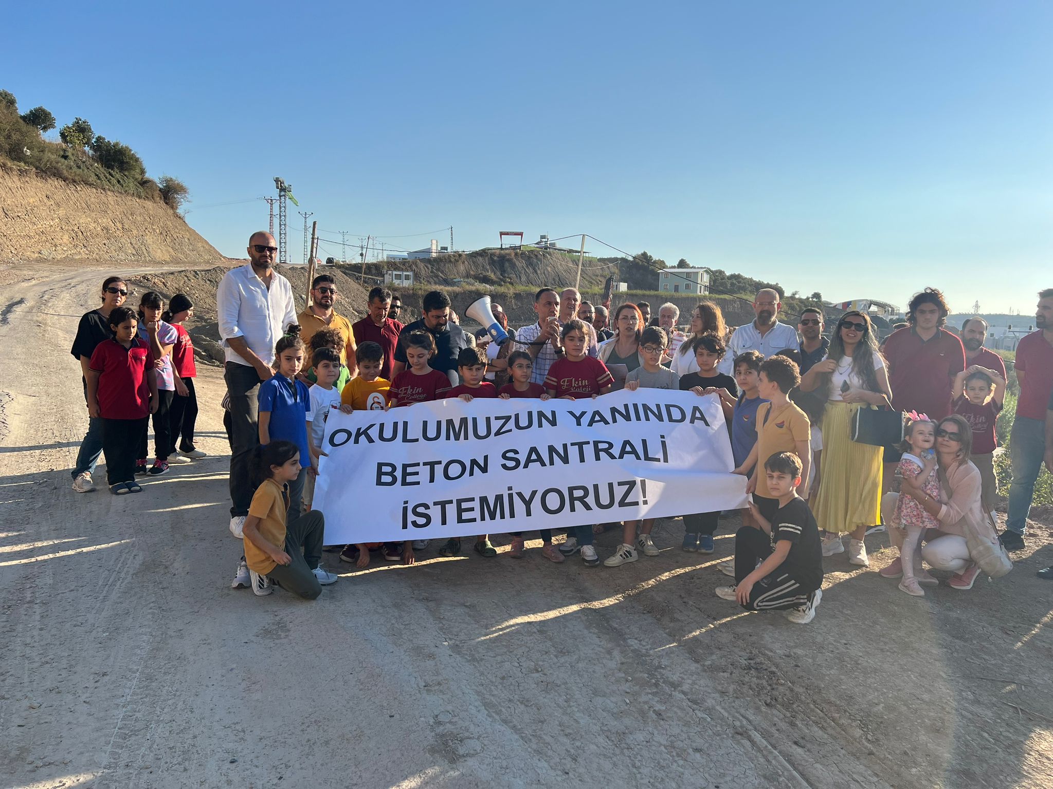 Kolej yanı beton santraline büyük tepki