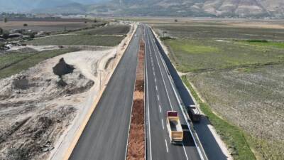 Hatay Valisi Mustafa Masatlı, depremde hasar gören Hatay Havalimanı yolunun