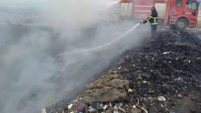 Hatay’ın Kırıkhan ilçesinde hurdalık ve çöplük alanında çıkan yangın, itfaiyenin