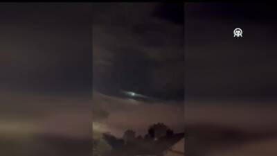 Adana ve Hatay semalarında akşam saatlerinde gökyüzünde hızla hareket eden