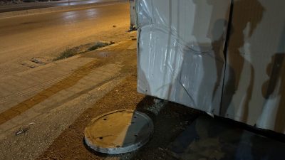 Antakya’da Narlıca-Reyhanlı yolu üzerinde bir kamyonun geçişi sırasında yerinden çıkan