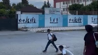 İskenderun’da bir okulun önünde kapağı olmayan bir rögar, büyük bir