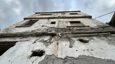 Hatay’da vatandaşlar, bölgede yaşayanları tedirgin eden bir metruk binanın acilen