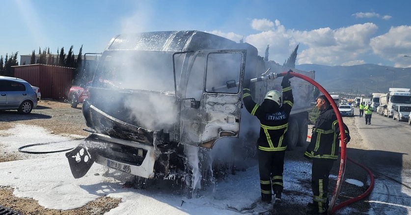 Hafriyat Kamyonu Cadde Ortasında Yandı