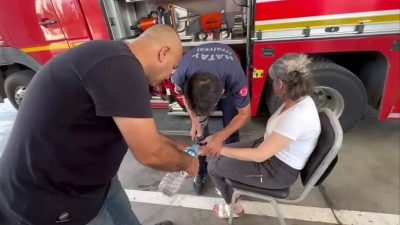 Hatay’da kadının parmağına sıkışan yüzük itfaiye ekipleri tarafından spiralle kesilerek