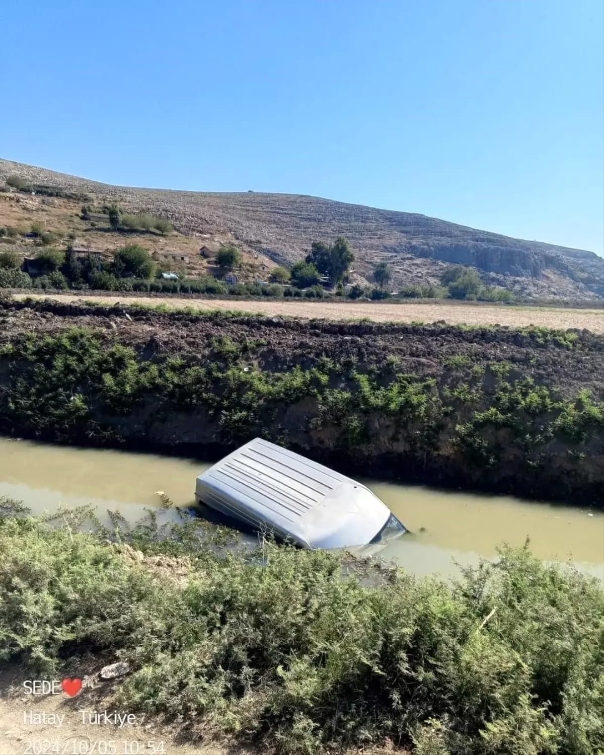 Kamyonet Sulama Kanalına Düştü