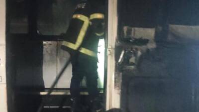 Hatay’ın Reyhanlı ilçesi Kümeevler Mahallesi’nde park halinde bulunan bir minibüs,