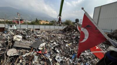 Hatay’ın Payas ilçesinde geri dönüşüm fabrikasında çalışan Emir Kurt isimli