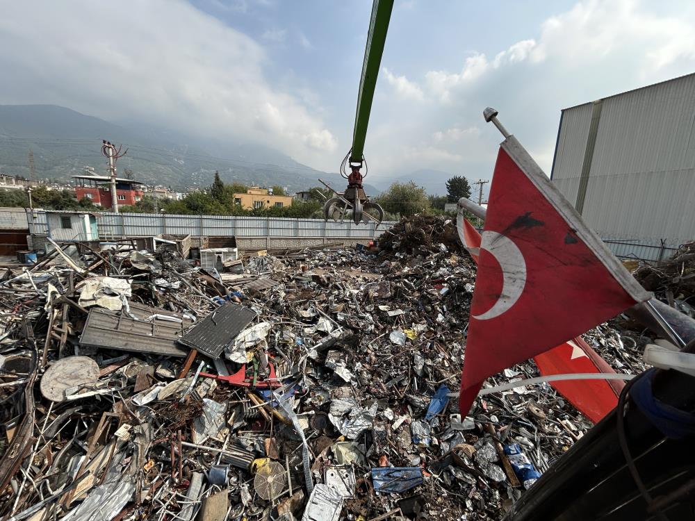 Genç İşçi, Türk Bayrağını Hurdalardan Çıkardı