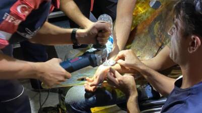 İskenderun ilçesinde bir vatandaşın eline sıkışan kelepçe, itfaiye ekiplerinin hızlı