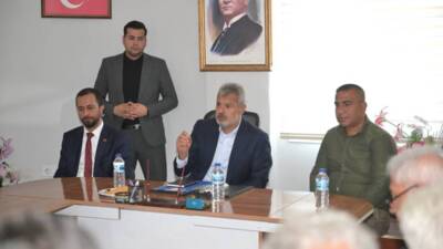 Hatay Büyükşehir Belediye Başkanı Mehmet Öntürk, Yayladağı’nda düzenlediği toplantıda muhtarlarla