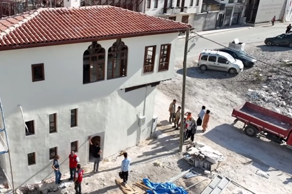 Kurtuluş Caddesi’nde restorasyon çalışmaları sürüyor