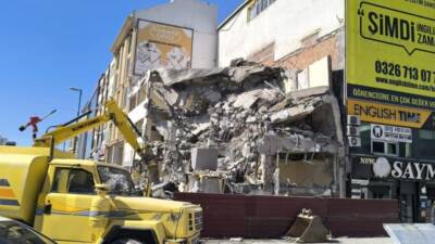 Hatay’ın Dörtyol ilçesinde depremde hasar gören bir binanın yıkımı sırasında