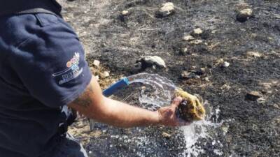 Antakya’da meydana gelen yangında itfaiye ekibi, alevlerin arasında mahsur kalan