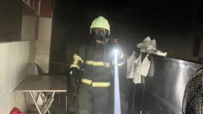 Hatay’ın Defne ilçesinde, Harbiye Mahallesi’nde bir işyerinde meydana gelen yangın,