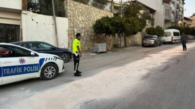 Hatay’ın Samandağ ilçesinde, bir kamyondan yola akıttığı yağ nedeniyle iki