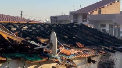 Hatay’ın Kırıkhan ilçesinde madde bağımlısı bir genç, ailesinin yaşadığı evi