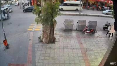 Hatay’ın İskenderun ilçesinde yaşanan kazada, midibüsün çarptığı bisikletli ağır yaralandı.