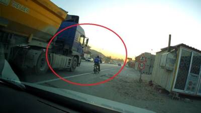 Hatay’ın Antakya ilçesine bağlı Narlıca Mahallesi’nde, bir motosiklet sürücüsü trafikte