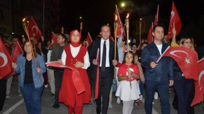 Erzin'de Cumhuriyet Bayramı coşkusuyla kutlandı; fener alayı ve çelenk sunma