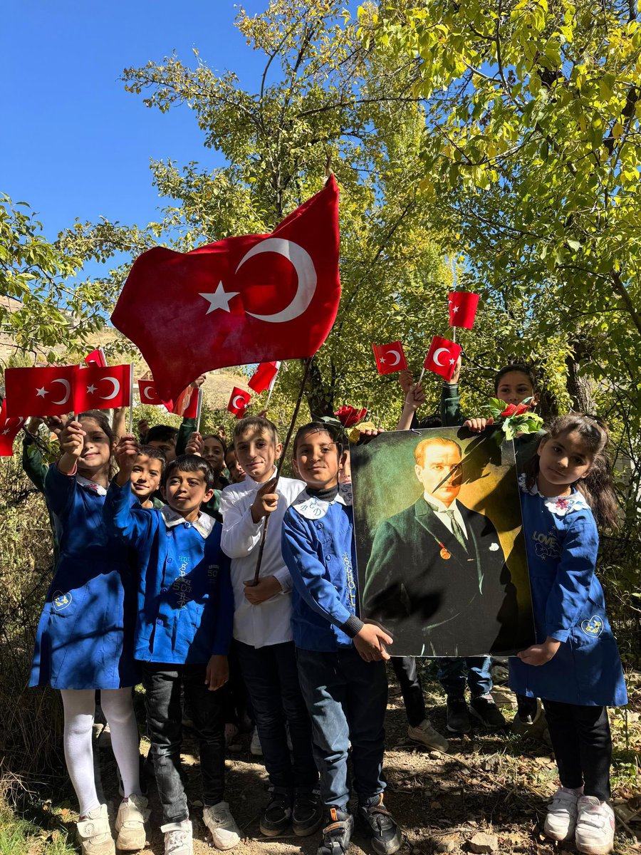 Cumhuriyetin ışığını yüreklerinde taşıyan çocuklar