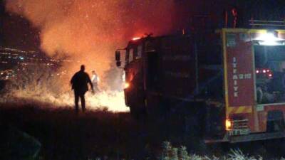 Antakya’nın Mansurlu Mahallesi’nde bulunan makilik alanda çıkan yangın, itfaiye ekiplerinin