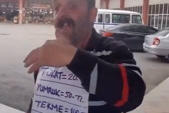 Adana Otogarı’nda, bir vatandaşın boynuna astığı fiyat tarifesi ile dayak