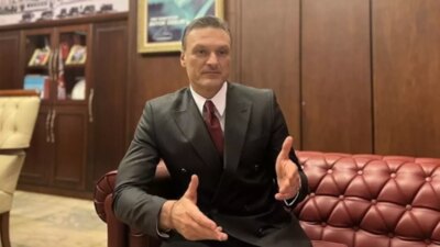 Alpay Özalan, futbolculuk kariyerinden başlayarak siyasete uzanan ilham verici bir