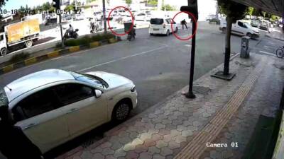 Hatay’ın İskenderun ilçesinde yaşanan olayda, bir sürücünün motosikletli gençleri ezme