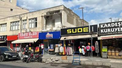 Hatay’ın İskenderun ilçesinde, Dumlupınar Mahallesi’nde bulunan bir giysi dükkanının beton